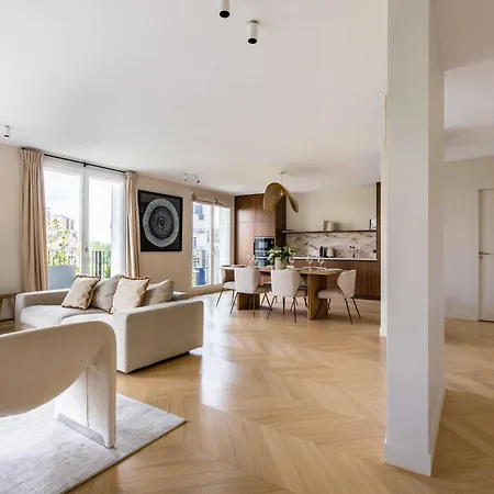 Elegant - 3b 6p - Eiffel Tower *